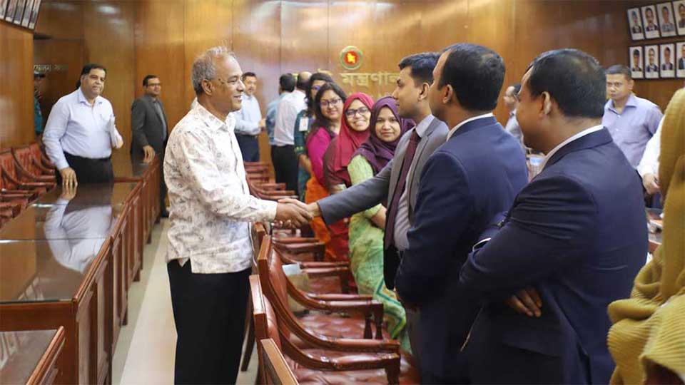 পাসপোর্ট ও ভিসা উইং কর্মকর্তাদের সেবার মনোবৃত্তি নিয়ে কাজ করার আহ্বান