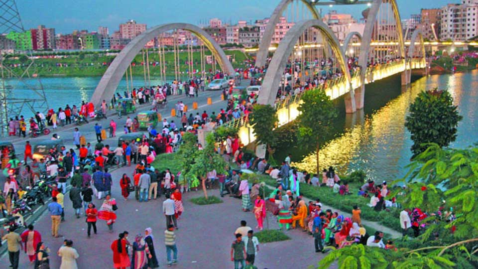 রাজধানীতে বিনোদন কেন্দ্রে ছুটছে মানুষ