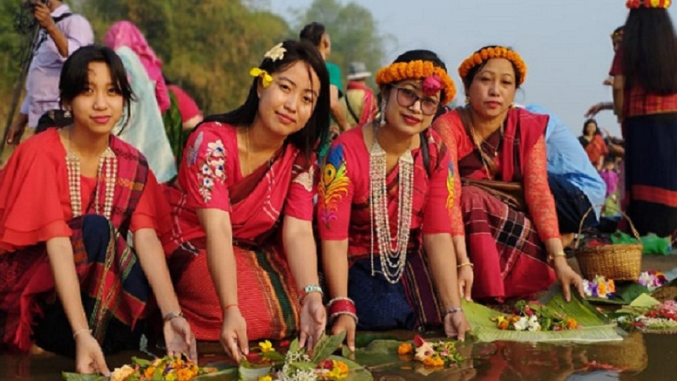 পাহাড়ে লেগেছে বৈসাবি রং