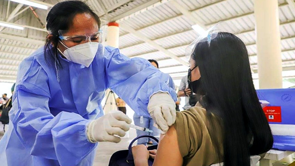 Philippines rolls out booster shots for fully vaccinated tourism workers