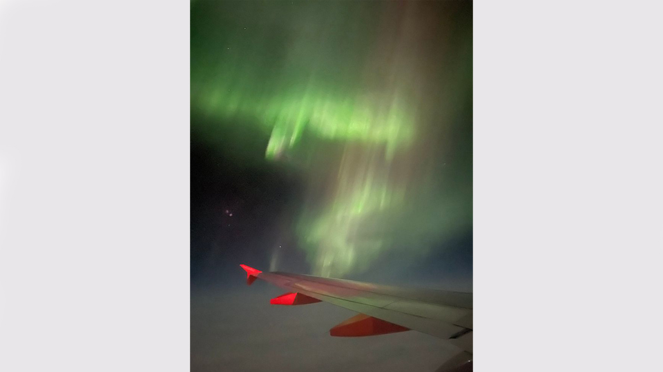 Pilot turns plane for passengers on both sides to enjoy view of northern lights