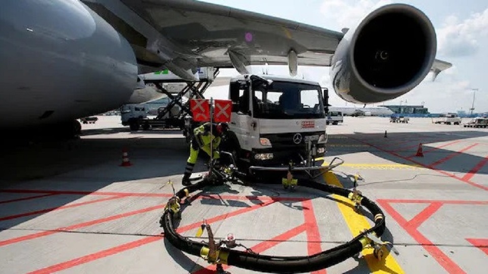 ফুরিয়ে যাচ্ছে জেট ফুয়েল, বিপাকে উড়োজাহাজ চলাচল