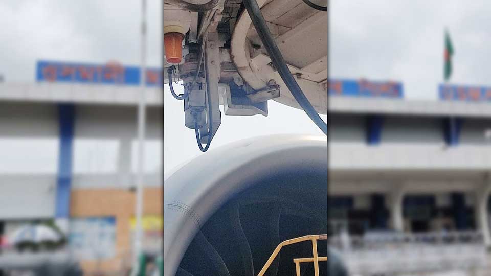 বোডিং ব্রিজে বিমানের ধাক্কা, ফ্লাইট বিলম্বিত