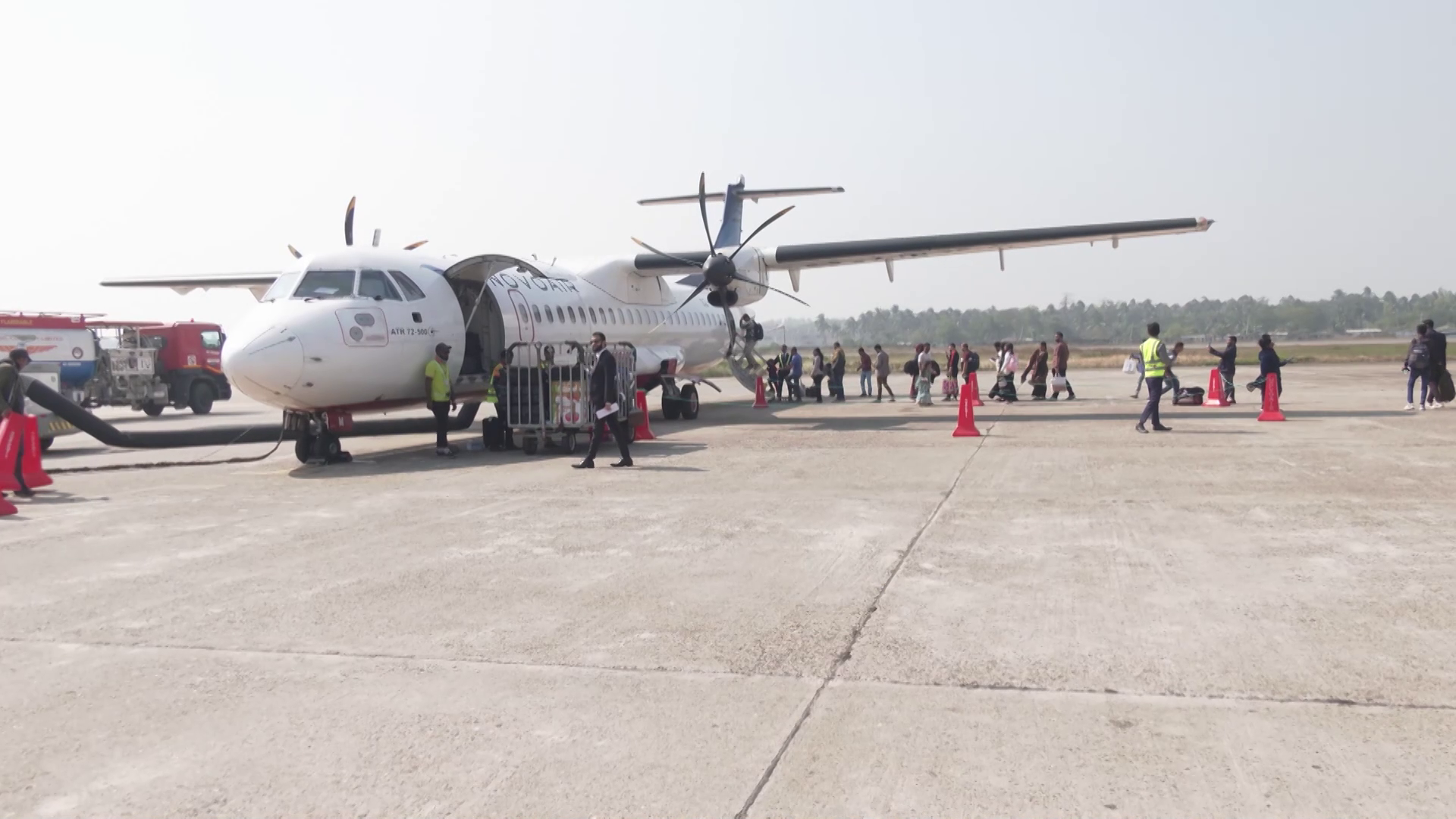 ঈদযাত্রায় আকাশপথে বাড়ি ফেরার ভিড় জমেছে