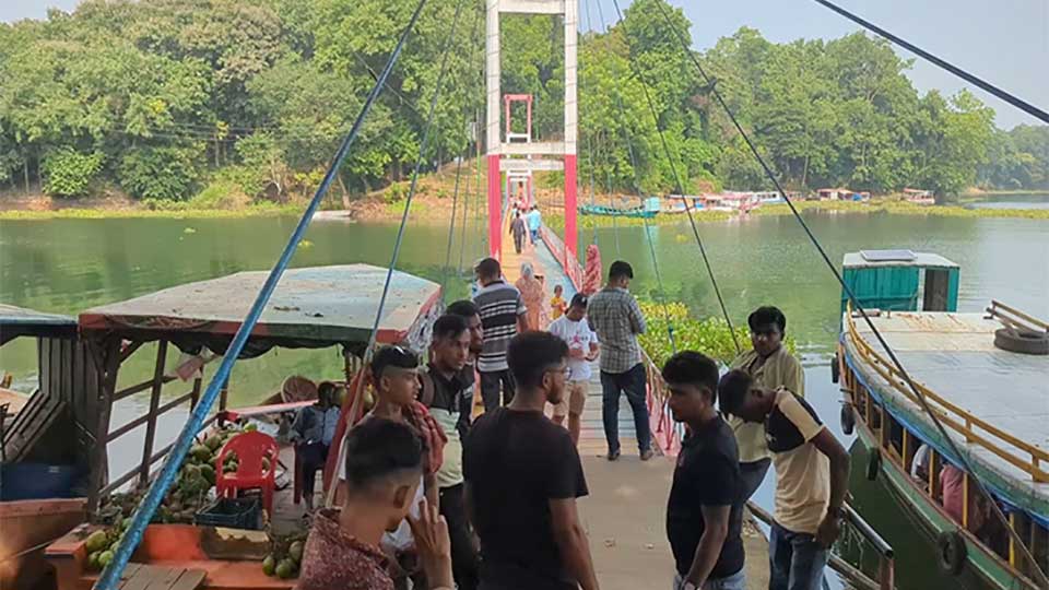 নিষেধাজ্ঞা প্রত্যাহার - প্রথম দিন থেকেই পর্যটকমুখর রাঙামাটি