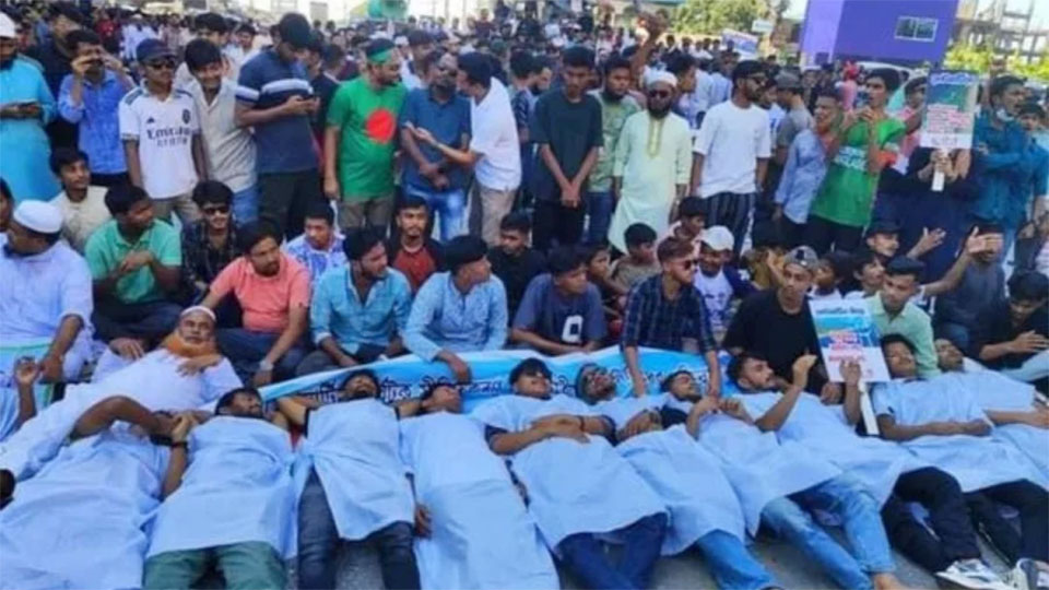সেন্ট মার্টিন ভ্রমণে বিধিনিষেধ প্রত্যাহার দাবিতে সড়ক অবরোধ