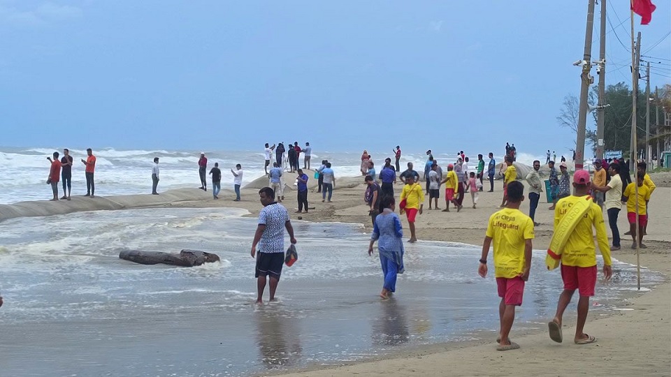 সাগর উত্তাল, বাধা মানছেন না পর্যটক