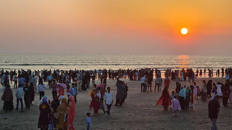 মুগ্ধ সূর্যাস্তে সৈকতজুড়ে আনন্দ