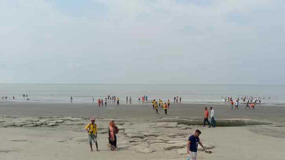 তীব্র তাপপ্রবাহ, পর্যটক কমছে কুয়াকাটায়