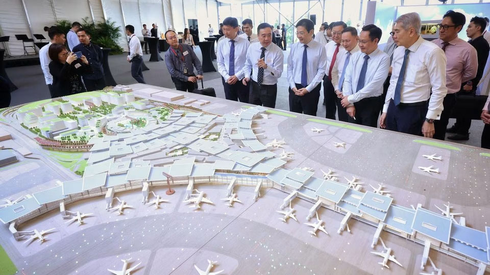 Singapore PM breaks ground on Changi Airport Terminal 5