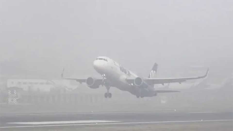 Smog disrupts flights at Delhi airport