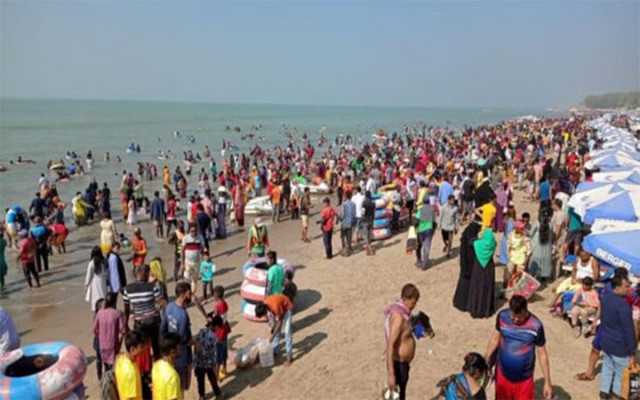  পর্যটকে মুখর সৈকত নগরী 
