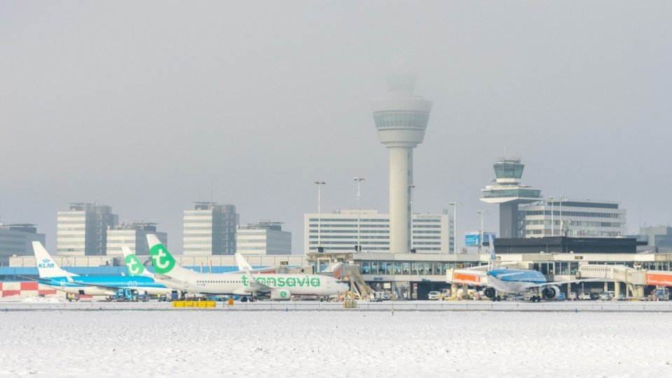 Snow, wind force cancel 700+ flights at Amsterdam Airport on Wednesday