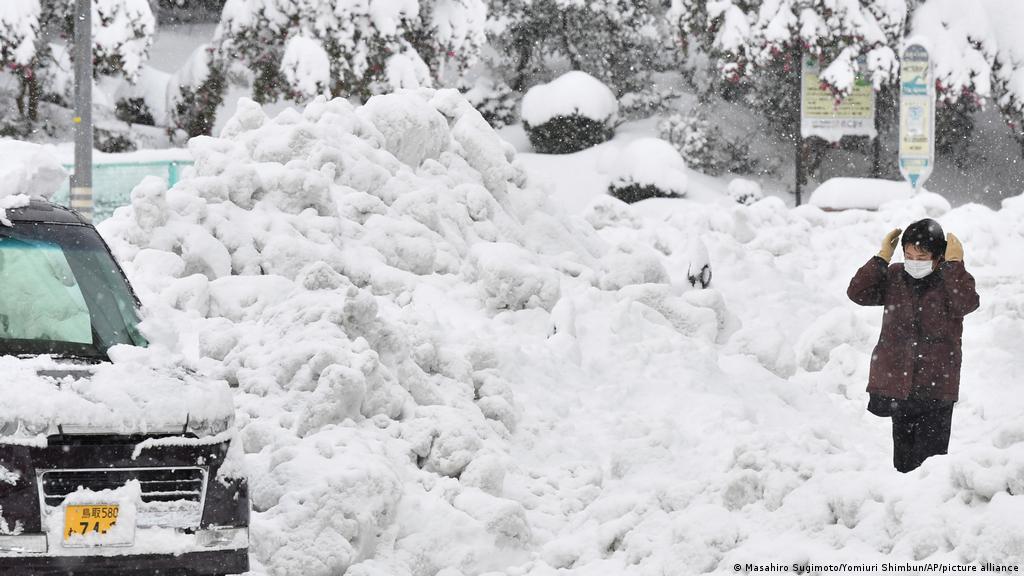 Heavy snow causes journey chaos in Japan