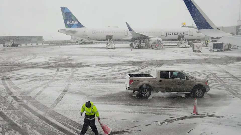 Snowstorm grounds thousands of flights in NY