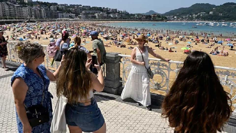 Spain hits record 11m tourists in a month