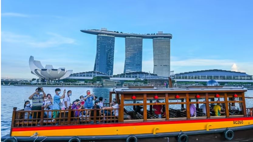 Singapore expects tourist total to double