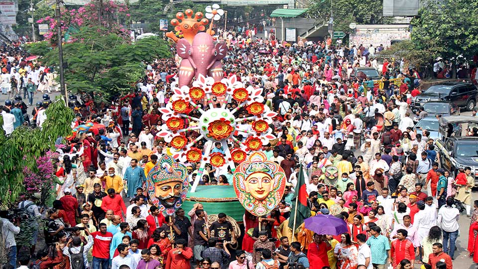 আজ পহেলা বৈশাখ : ঢাক-ঢোলে মেতেছে মঙ্গল শোভাযাত্রা