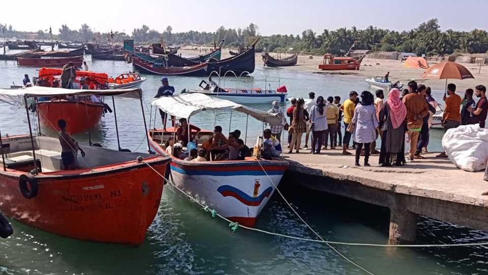 ধ্বংসের পথে ছেঁড়া দ্বীপের প্রবাল