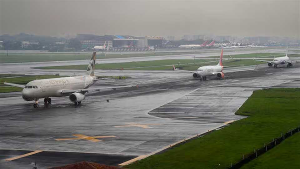 Torrential rain disrupts flight schedules in Mumbai