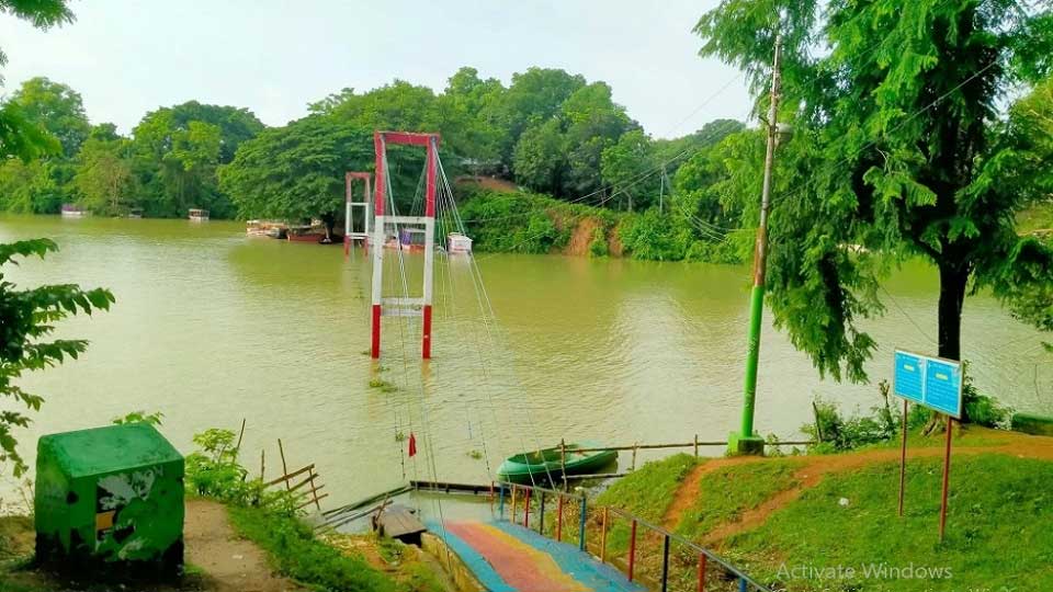 পর্যটক সংকটে পাহাড়