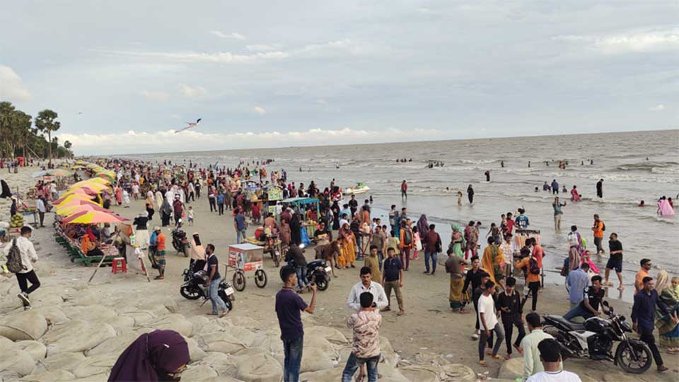 সাগর কন্যা কুয়াকাটায় পর্যটকের ঢল