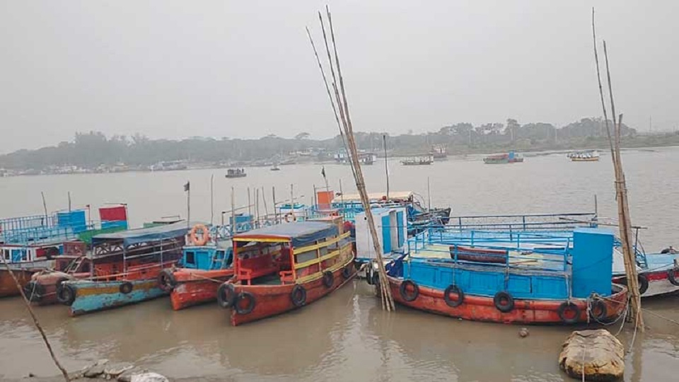 ফিরে যাচ্ছেন পর্যটক : সুন্দরবনে নৌ চলাচল বন্ধ