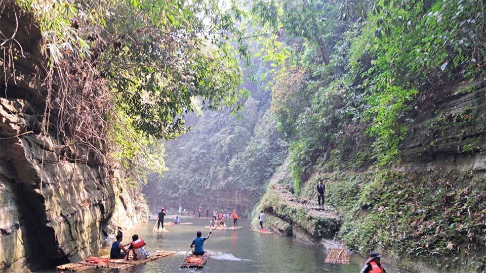 পাহাড়ে আজও দর্শনার্থীর ঢল