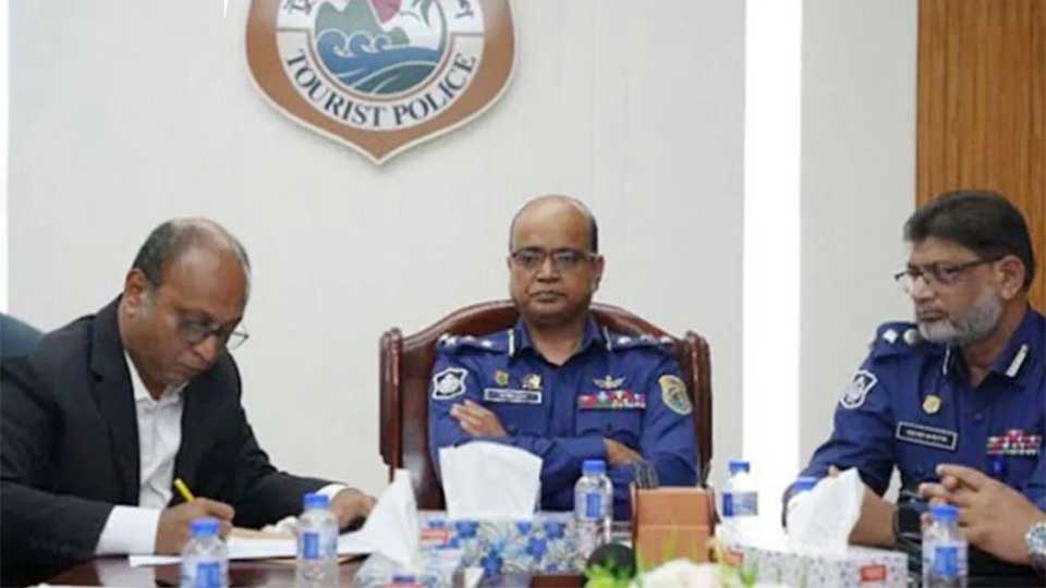 ট্যুরিস্ট পুলিশের কাছে হতাশার কথা বলেন পর্যটকরা