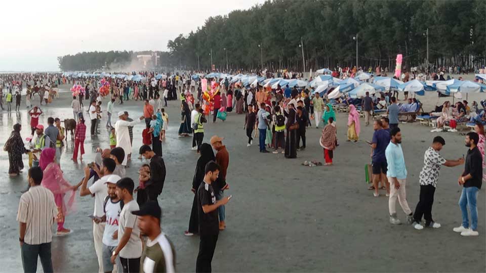 পূজার ছুটিতে কক্সবাজারে পর্যটকের ঢল