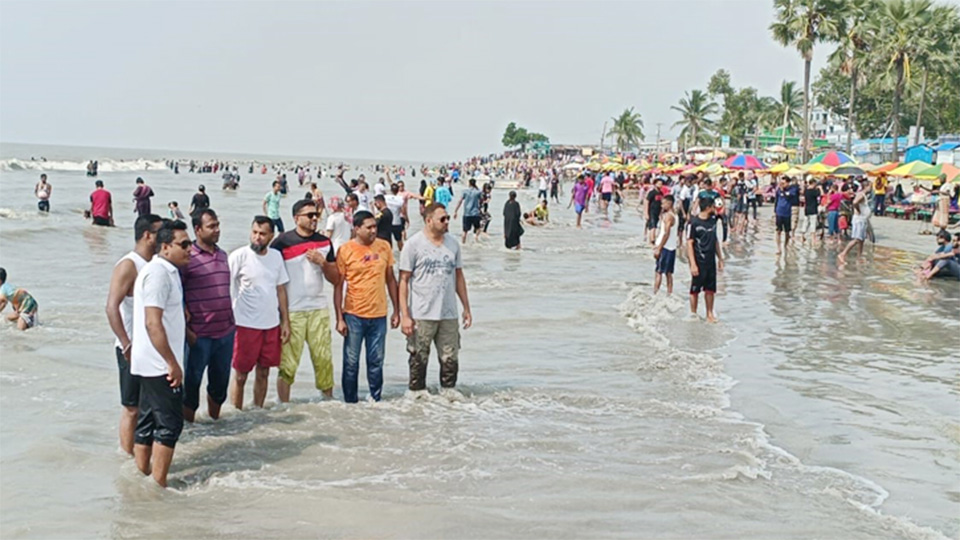 পর্যটকদের ভিড় কুয়াকাটায়