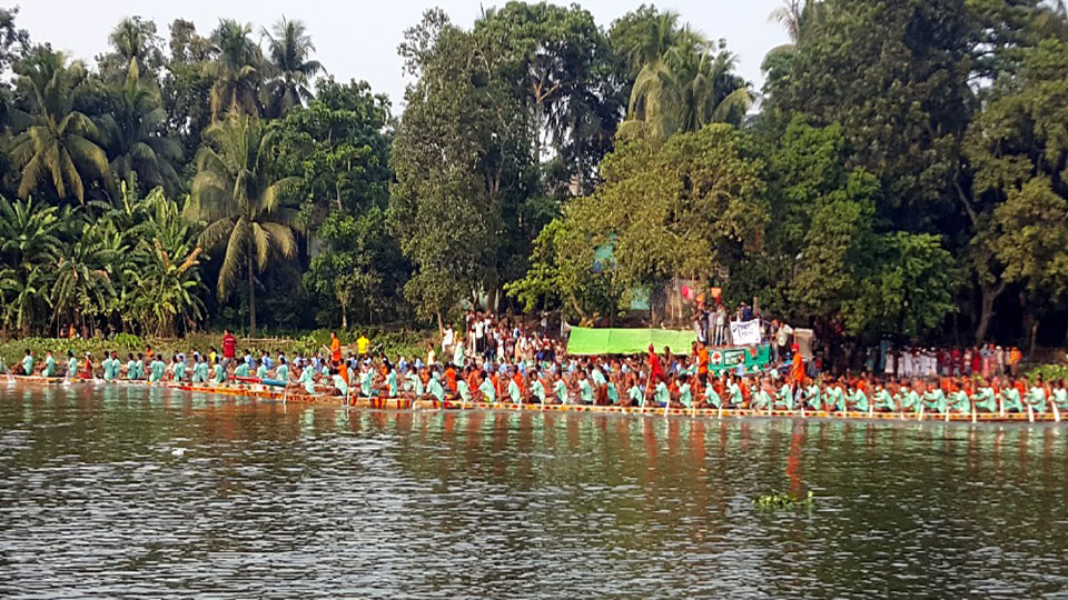 চিত্রায় নৌকা বাইচ দেখতে দর্শনার্থীর ঢল