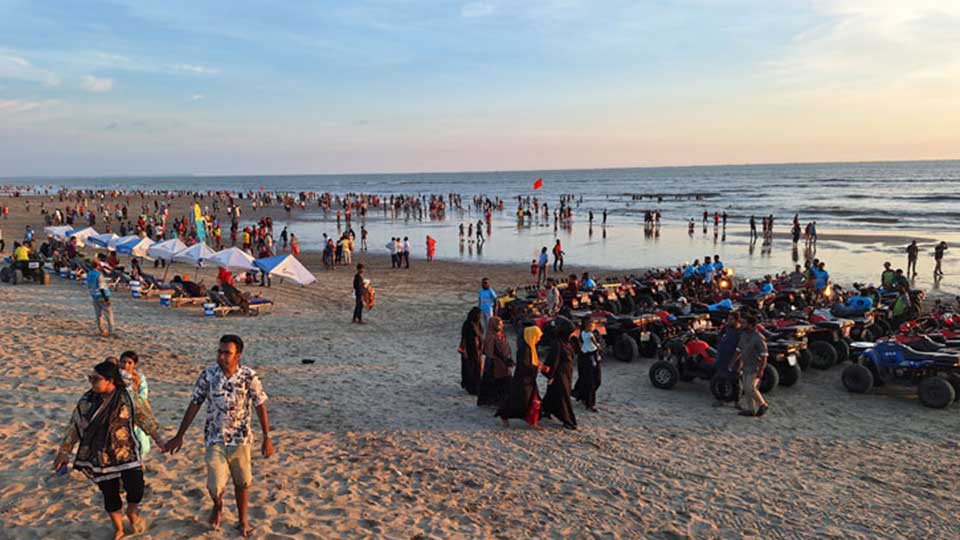 পর্যটন শহরে পর্যটকের ঢল 