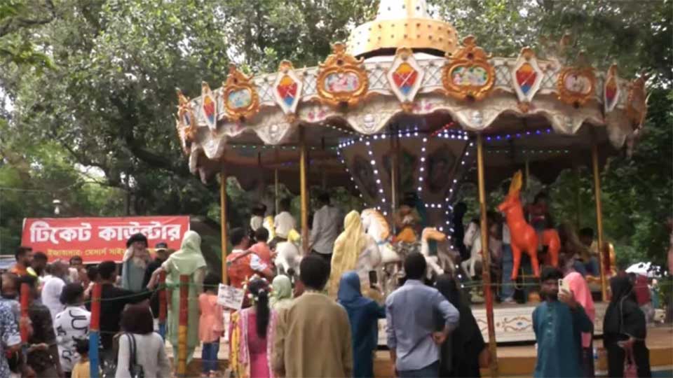 টানা ছুটিতে বিনোদন কেন্দ্রে বাঁধভাঙা উচ্ছ্বাস 