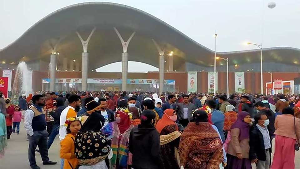 ছুটির দিন জমজমাট বাণিজ্য মেলা, খুশি ব্যবসায়ীরা
