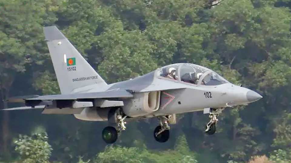 প্রশিক্ষণ ফ্লাইট বিধ্বস্ত, পাইলট নামলেন প্যারাসুটে
