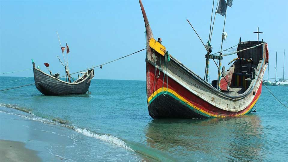 টেকনাফ-সেন্টমার্টিন রুটে নৌযান চলাচল বন্ধ ঘোষণা