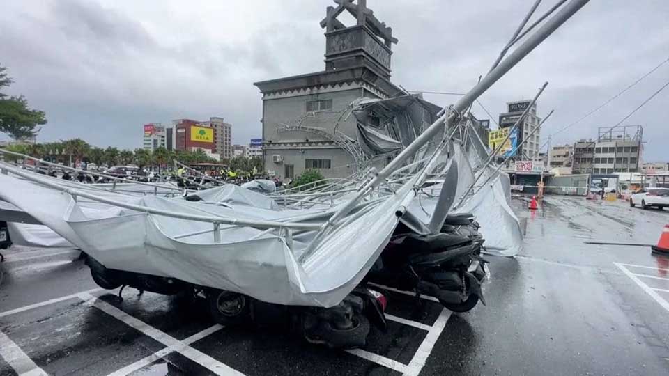 তাইওয়ানে টাইফুন হাইকুইয়ের তাণ্ডব - ২০০ ফ্লাইট বাতিল