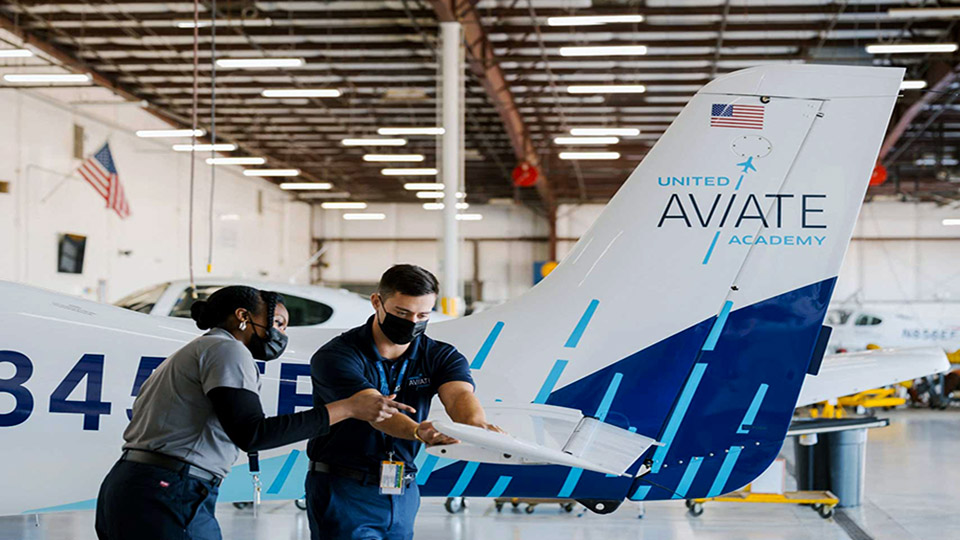 United Airlines first major US carrier to open flight school
