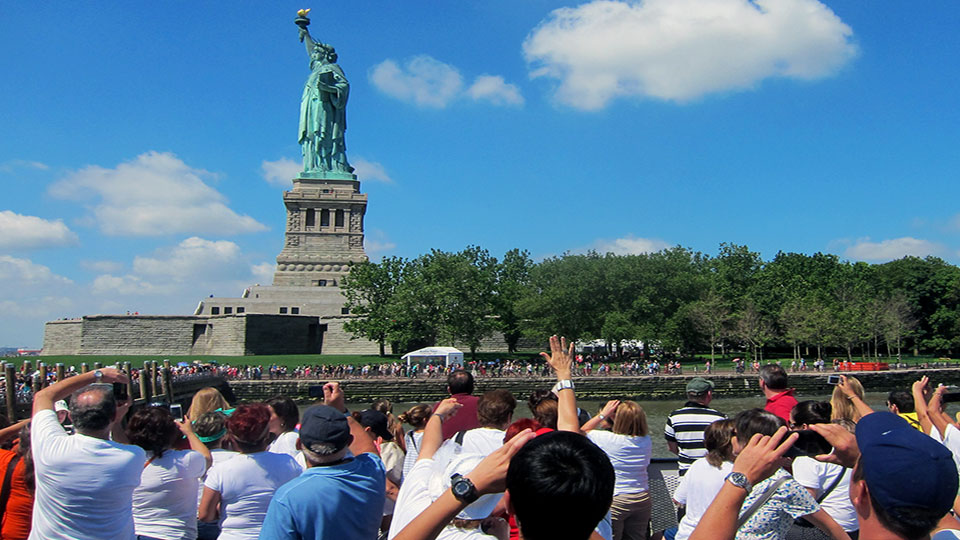 Foreign visitors to US spent USD 19b in August 2023