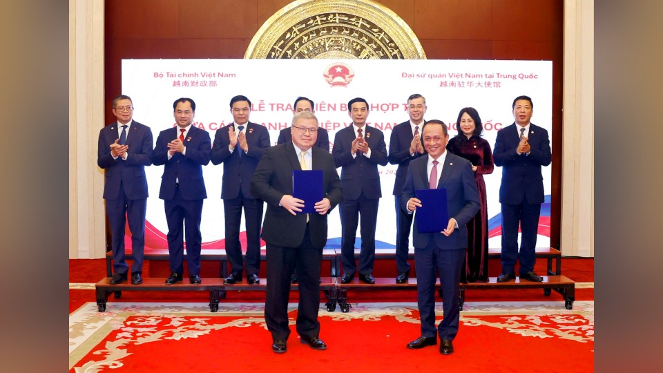 Vietnam Airlines signs USD 50 million cooperation deals with Chinese partners