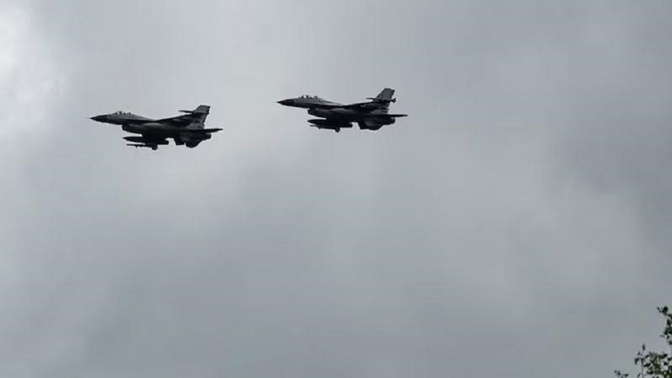 মাঝ আকাশে পাইলটের সেলফি, দুই যুদ্ধবিমানের সংঘর্ষ