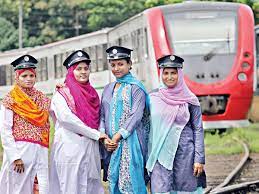 উড়োজাহাজের মত ট্রেনে সেবা দেবেন নারী!