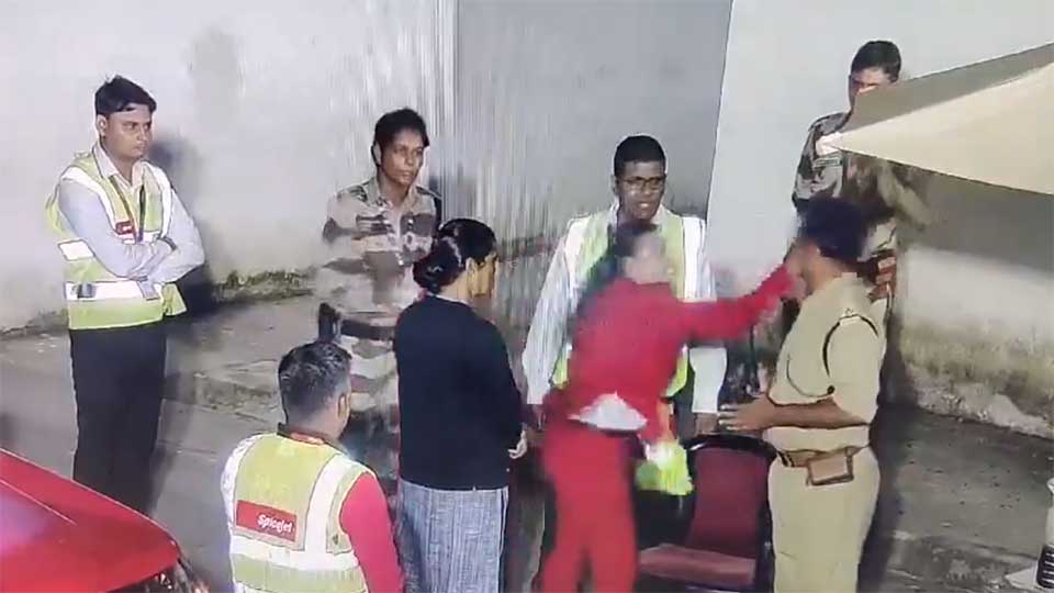 বিমানবন্দরে পুলিশ কর্মকর্তাকে চড়, গ্রেফতার এক নারী